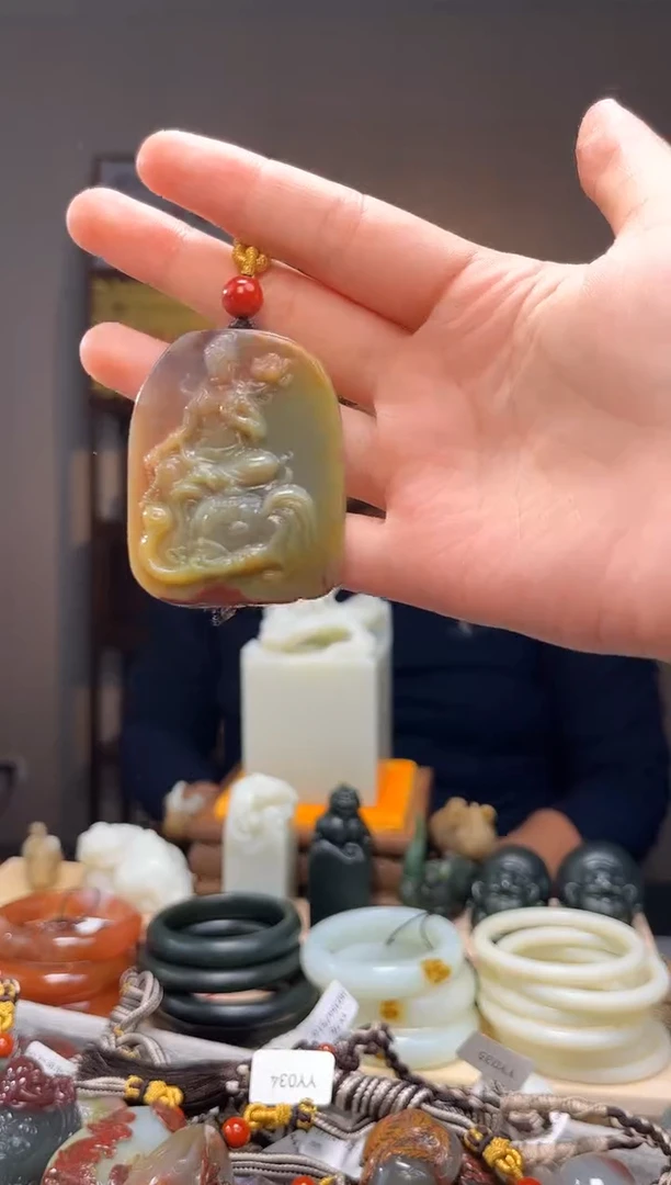 颈饰未镶嵌石英质玉吊坠