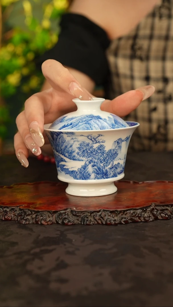 青花手绘山水盖碗