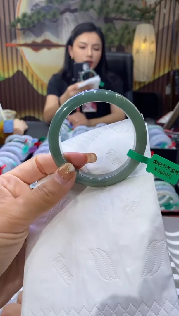 翡翠手镯未镶嵌多人09683