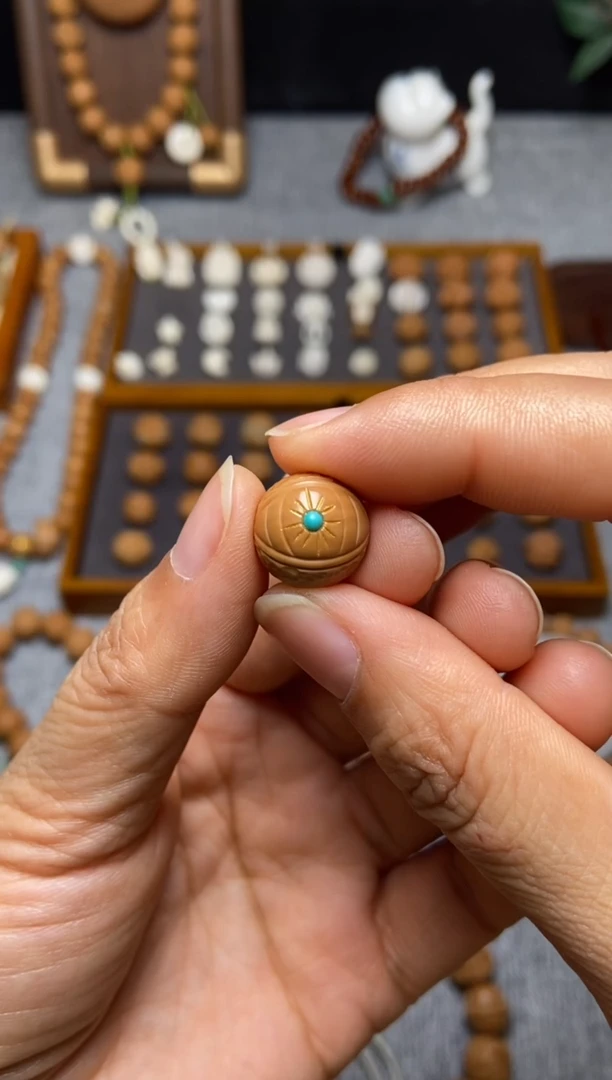 猴头核桃吊坠横孔一眼万年14+镶红眼睛