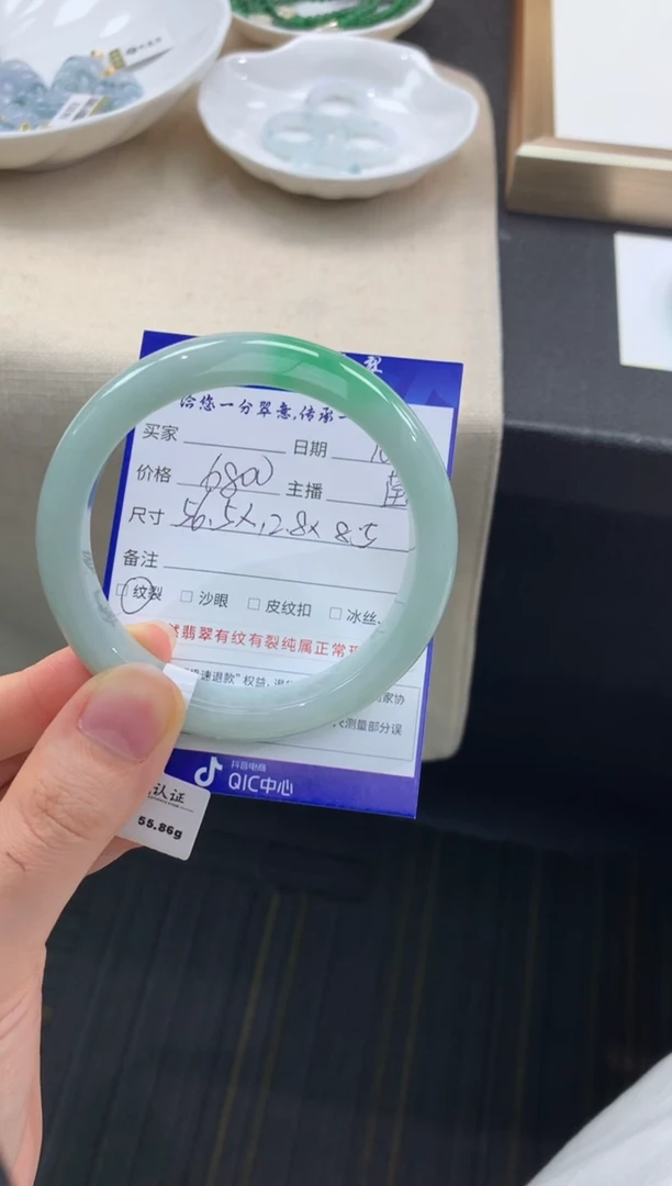未镶嵌手镯翡翠退货需手镯吊牌标签完好