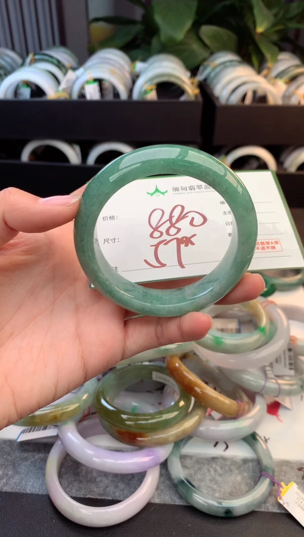 未镶嵌定制翡翠毛货需精细抛光+多人