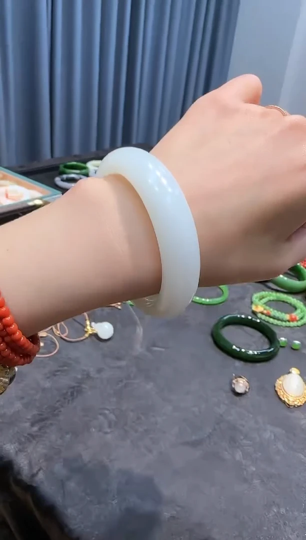 未镶嵌手镯和田玉56-57过灯品质