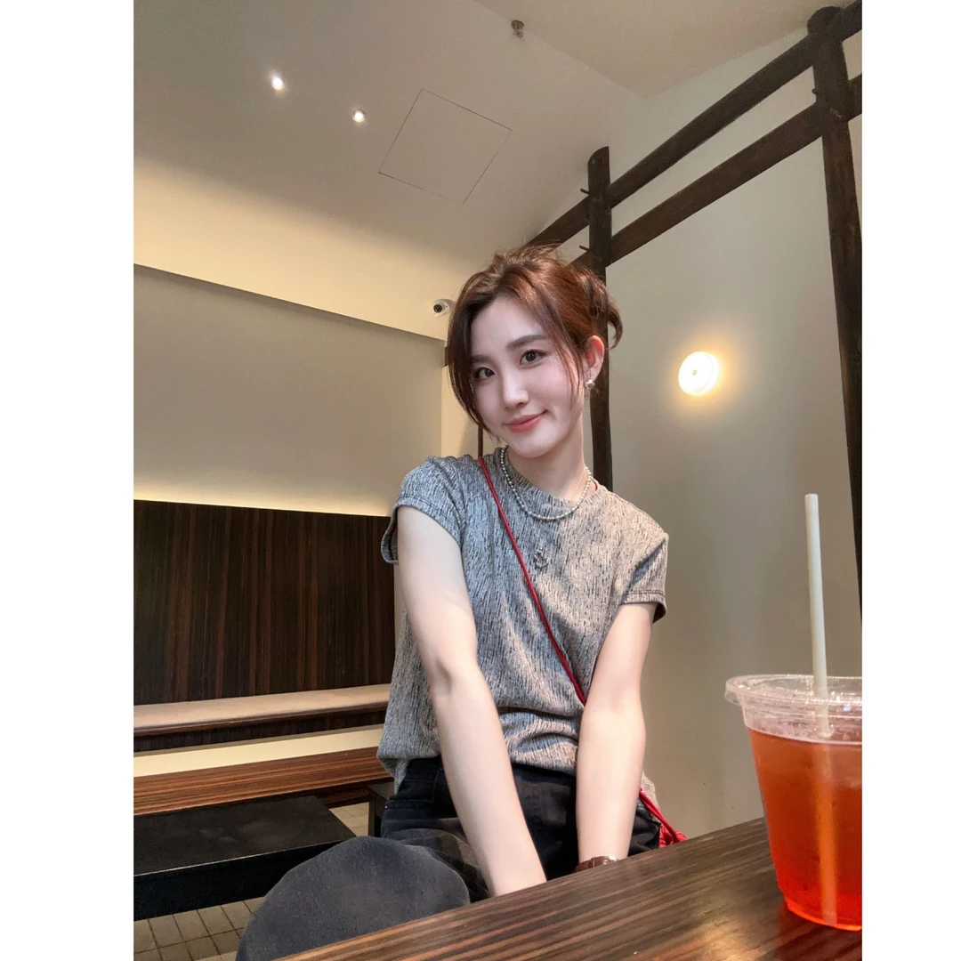 【Rumi小店】“松果褐”25夏亚麻设计感肌理简约显瘦圆领短袖6818sy