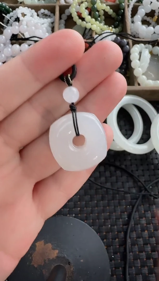 和田玉未镶嵌颈饰方形平安扣