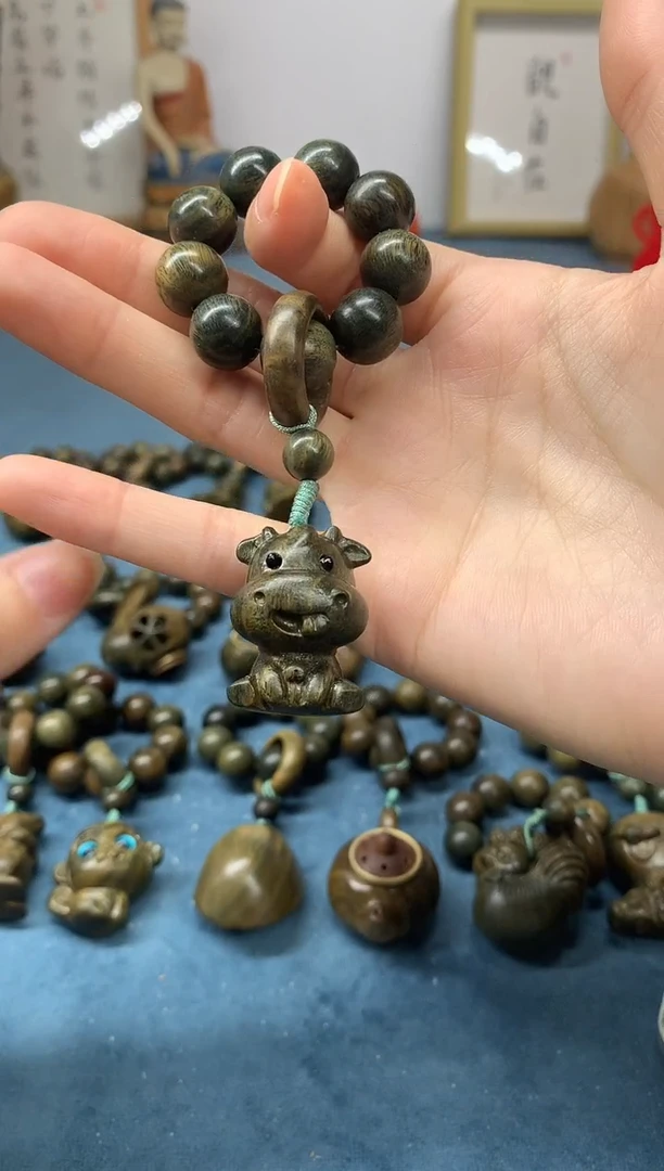 【闪购商品】维腊木（绿檀）把件小萌牛 盘玩件