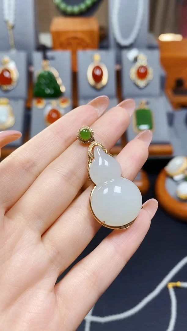 颈饰18K金镶嵌和田玉白玉葫芦吊坠*玫瑰金色