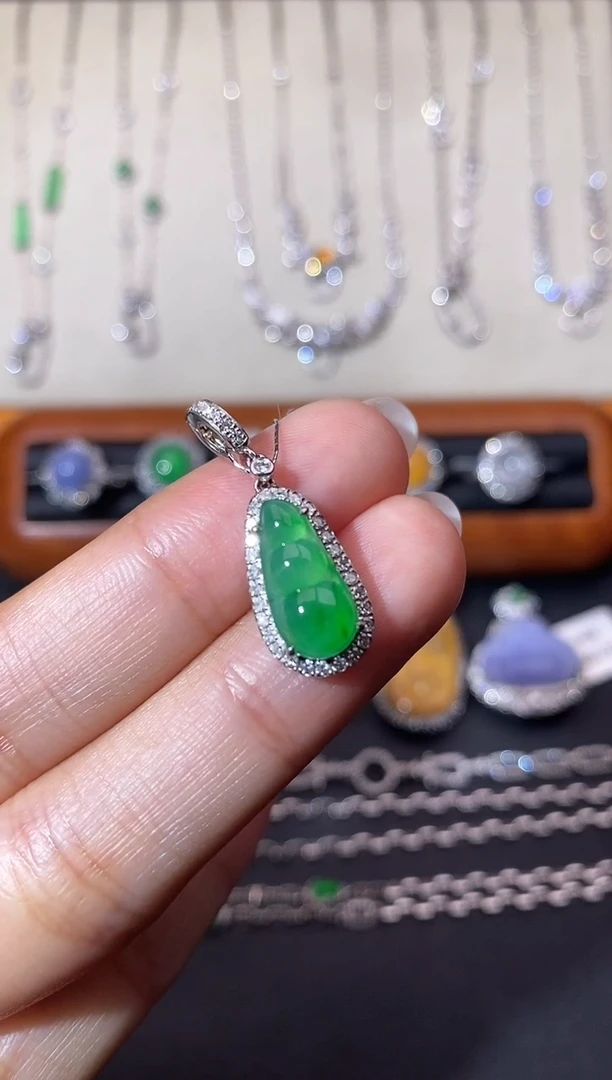 翡翠18K金镶嵌颈饰吊坠