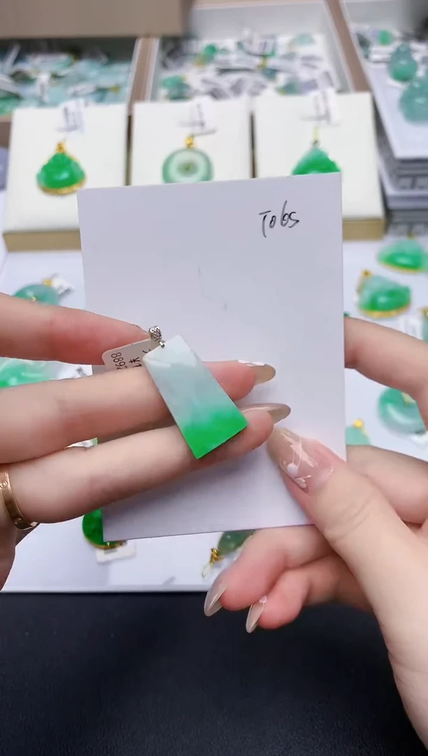 翡翠18K金镶嵌颈饰天然缅甸翡翠A货