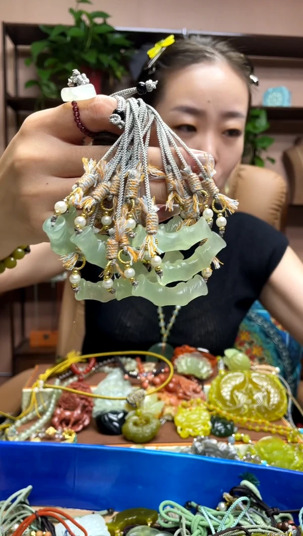 未镶嵌岫玉吊坠多样性发货发其中之一