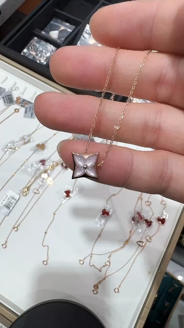 18K金镶嵌套链钻石粉贝老花套链