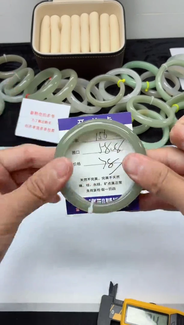 未镶嵌手镯石英质玉156