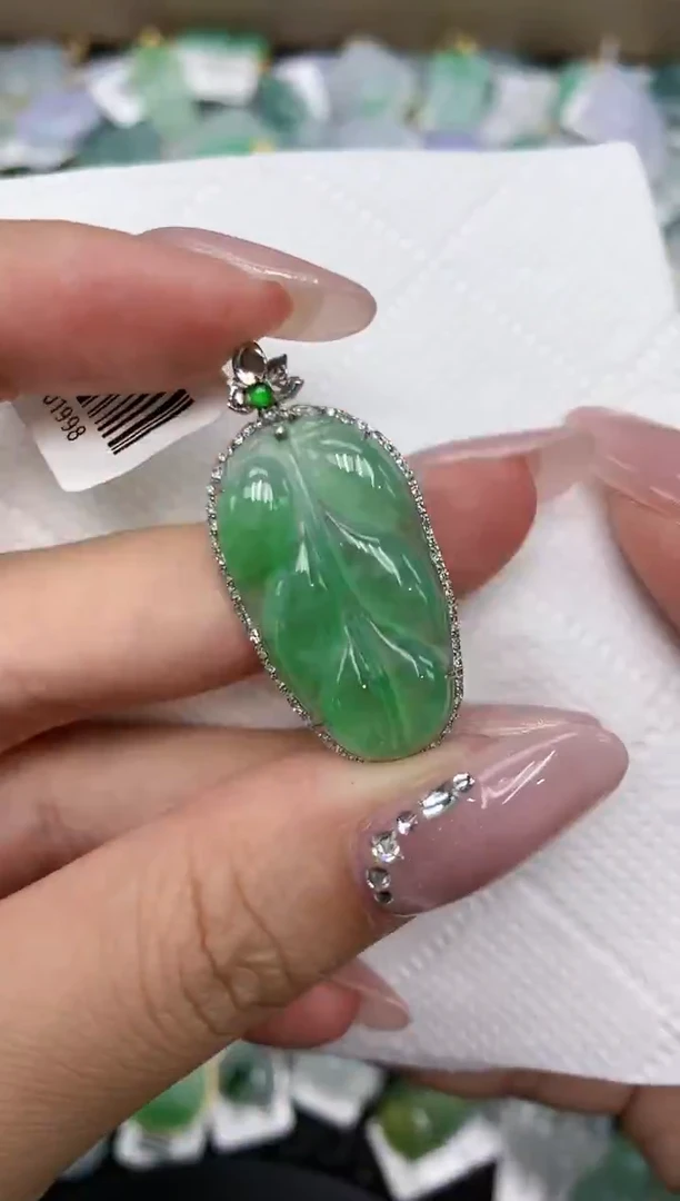 颈饰18K金镶嵌翡翠a货支持复检百元以上9元证书费自理