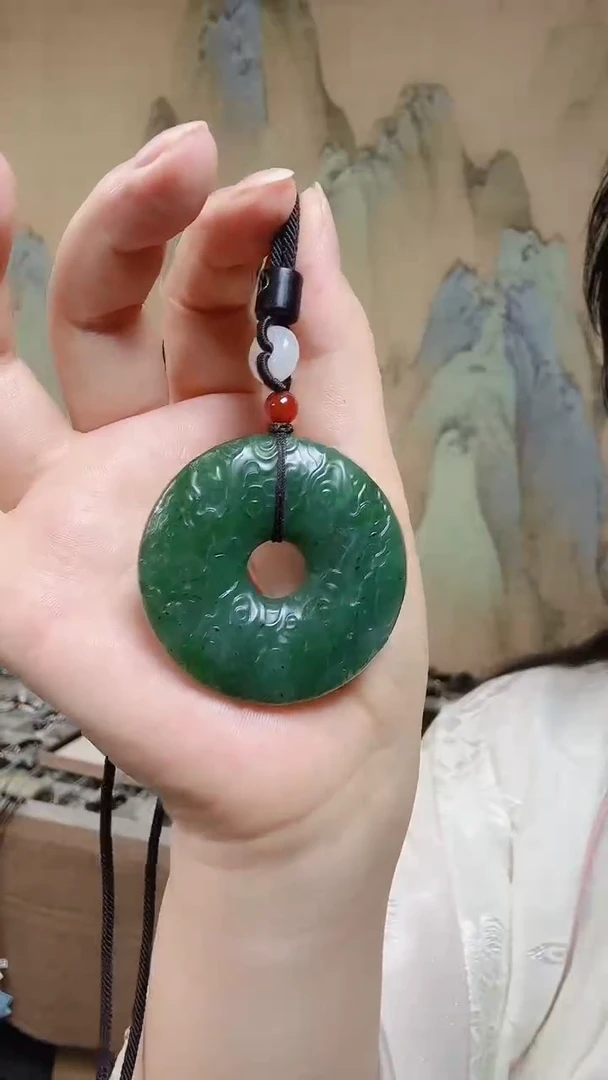 和田玉未镶嵌颈饰.