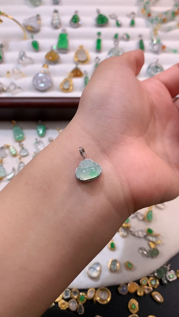 翡翠18K金镶嵌颈饰佛公