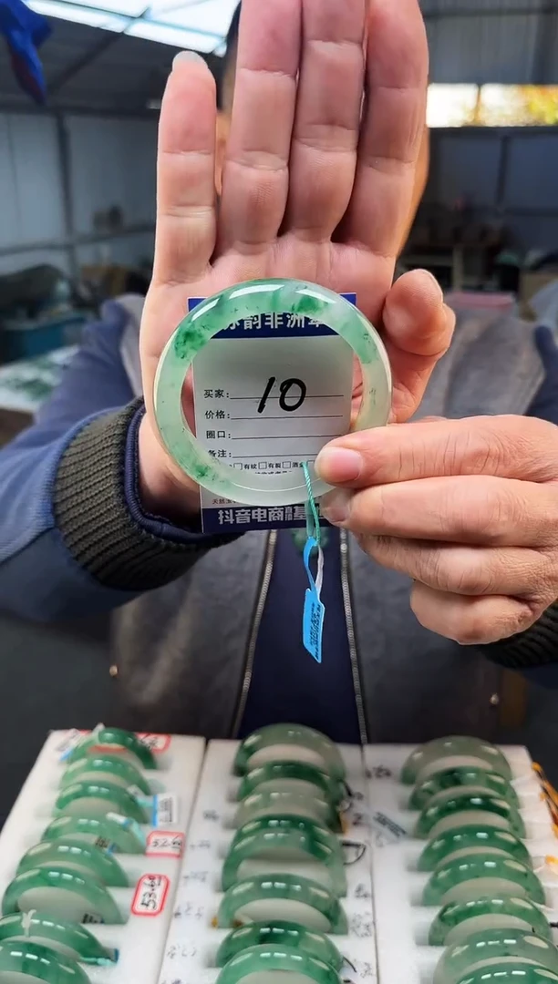 未镶嵌手镯石英质玉（非洲翠）61+