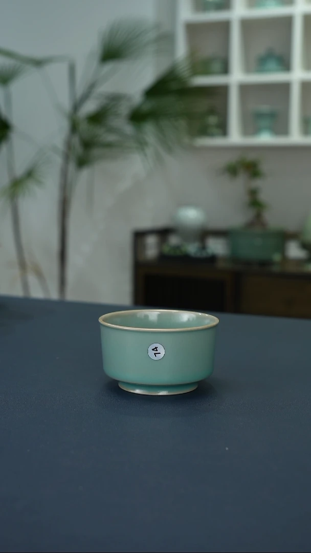 瓷片74号天蓝釉唇口杯一级品      洁