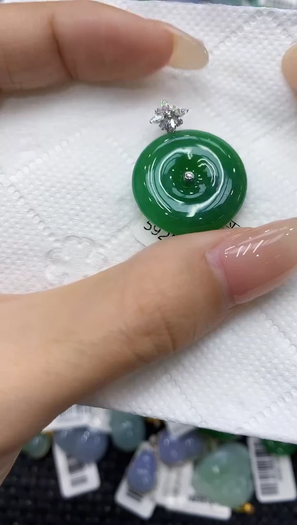 翡翠18K金镶嵌颈饰111111111111