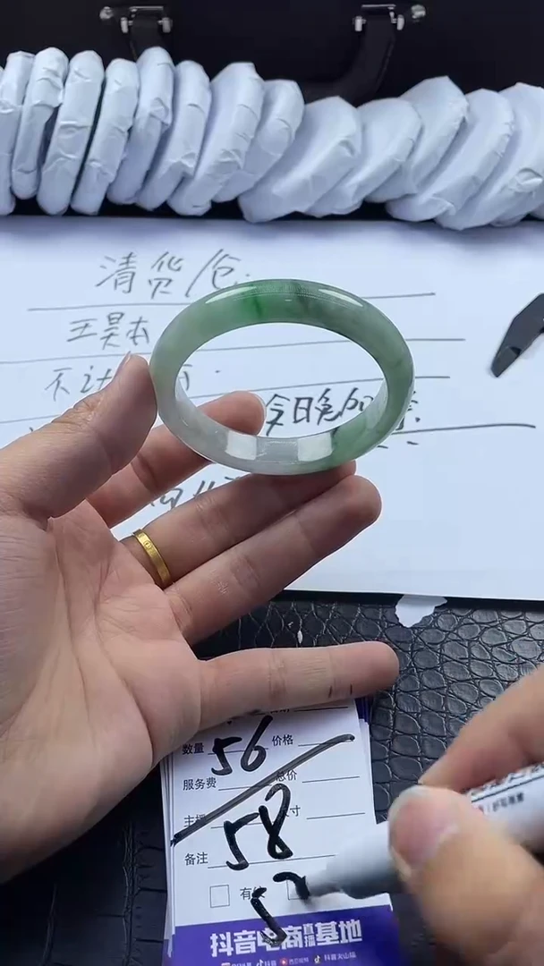 时尚大女王冰透美人镯处理C51