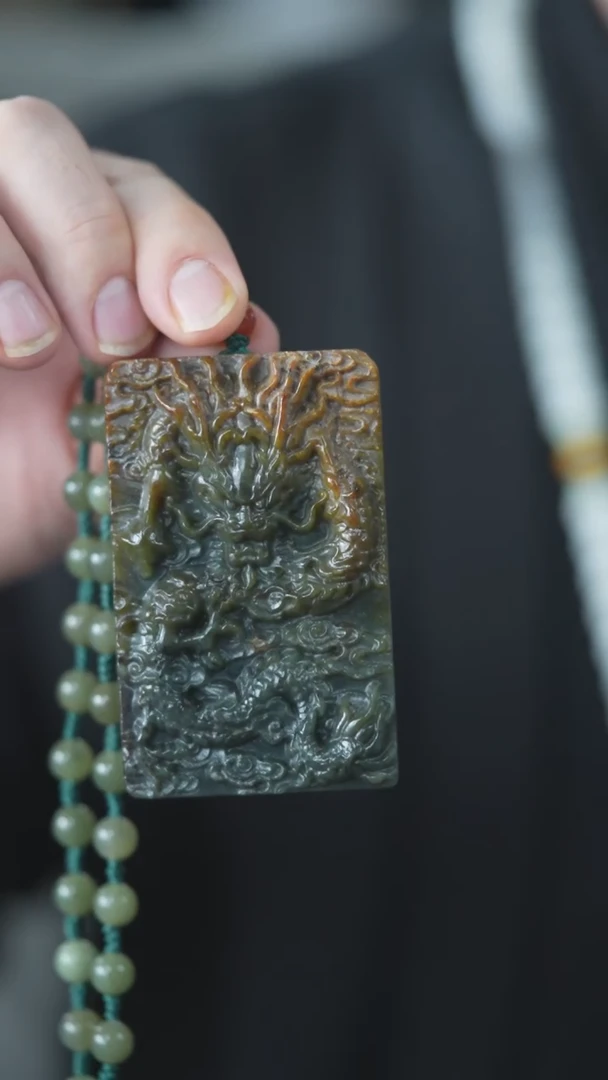 颈饰未镶嵌岫岩河磨玉（透闪石质玉）龙牌