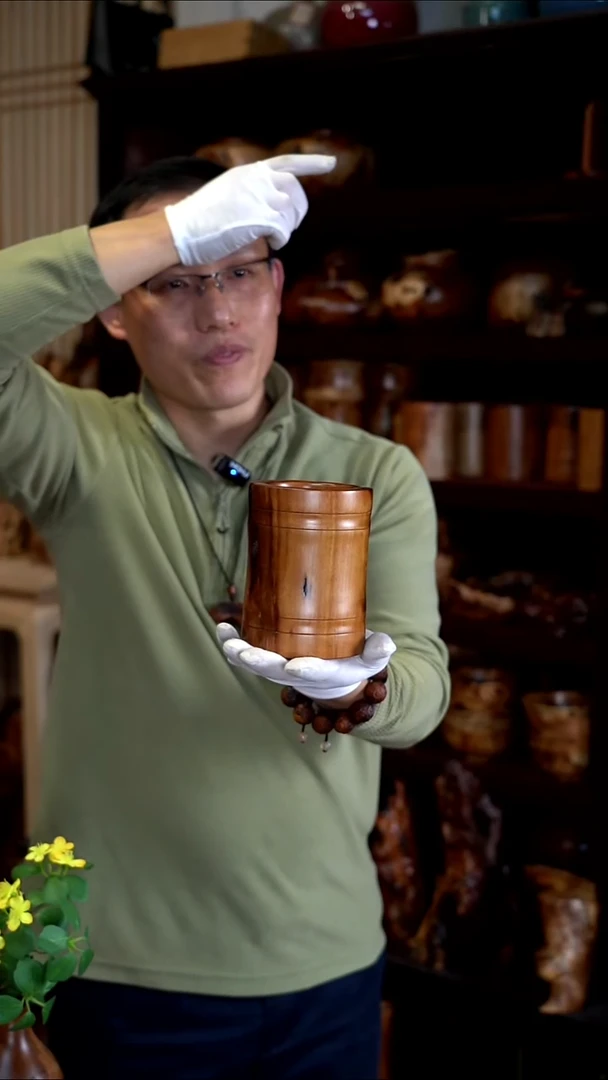 枣木早****刘雷击枣木笔筒