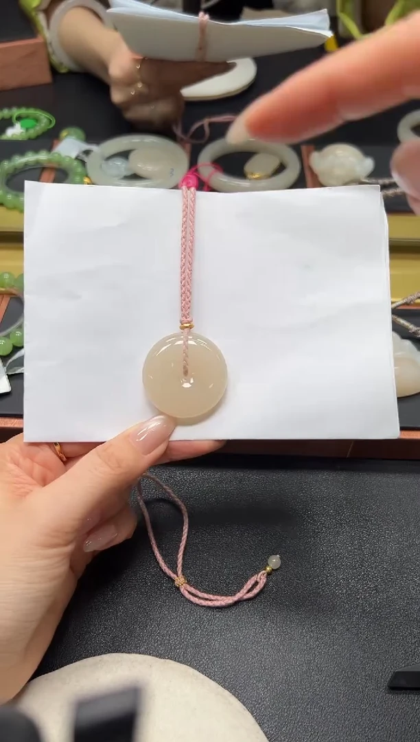 颈饰未镶嵌和田玉藕粉平安扣绑绳吊坠 35*12 多样性发一/有瑕