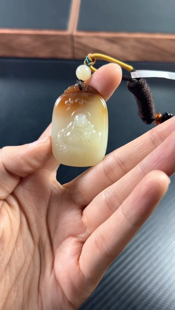 吊坠(赠链)未镶嵌和田玉且末微色差金山
