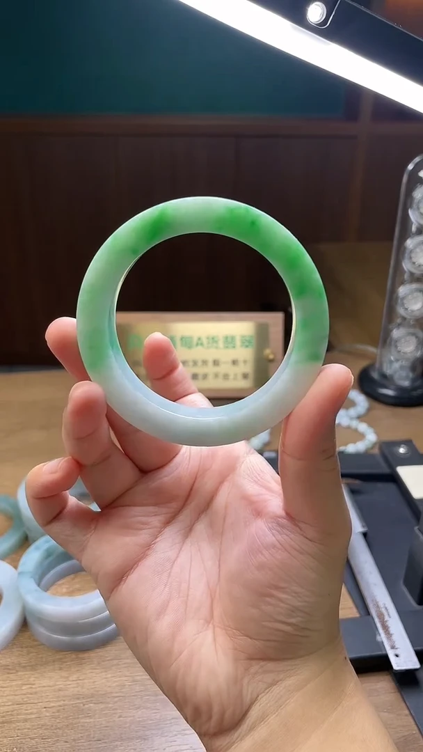 未镶嵌手镯定制翡翠太****?定制