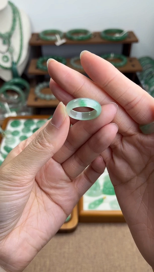 未镶嵌石英质玉（非洲翠）戒指14圈