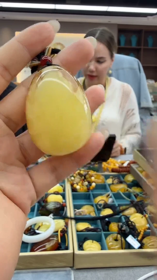 琥珀颈饰未镶嵌239秒拍号 假一罚三