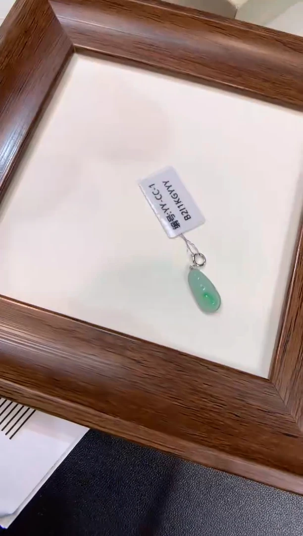 颈饰18K金镶嵌翡翠福豆