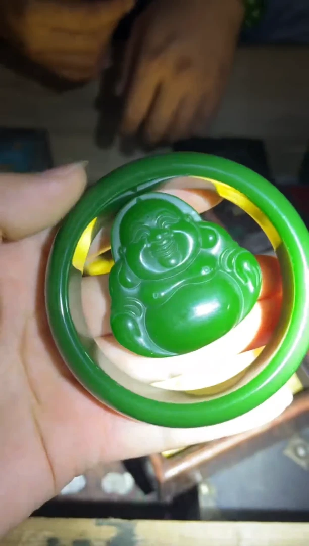 和田玉未镶嵌颈饰菠菜绿手镯弥勒佛1套