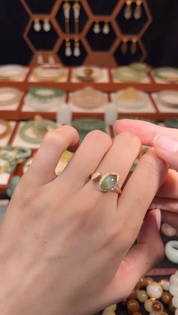 18K金镶嵌戒指和田玉福利