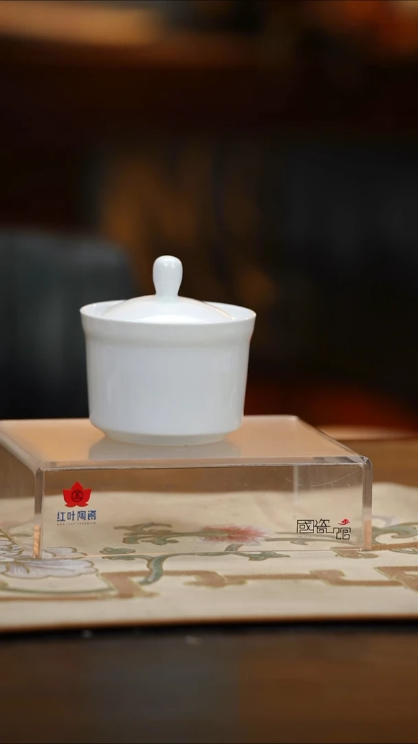1个微瑕白胎高炖盅（带盖）（无底款）