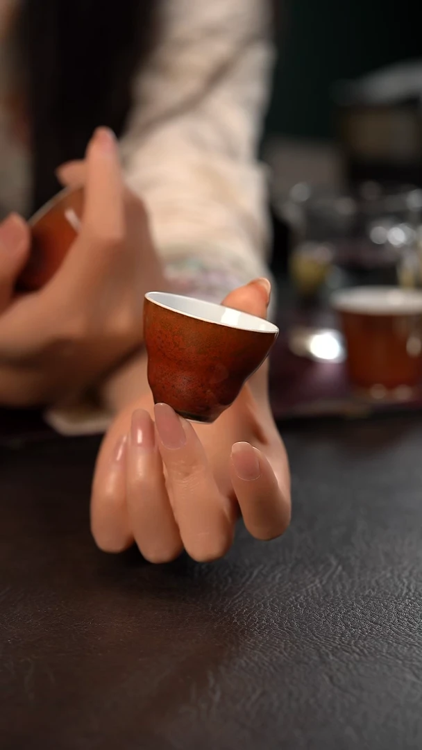 轩泥塘红金花釉小葫芦杯