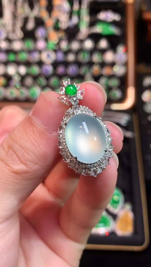 吊坠(赠链)18K金镶嵌翡翠玻璃种茅台白大蛋面吊坠