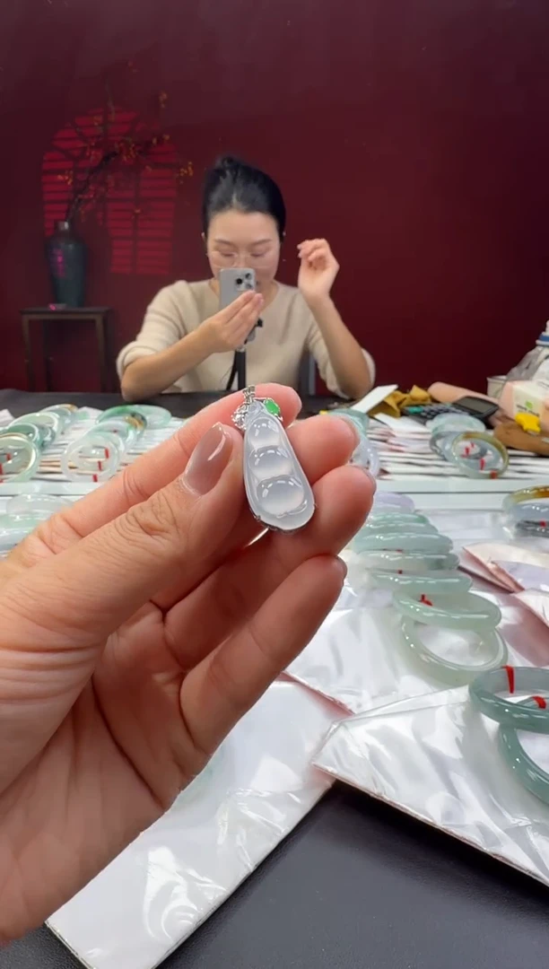 颈饰18K金镶嵌翡翠福豆