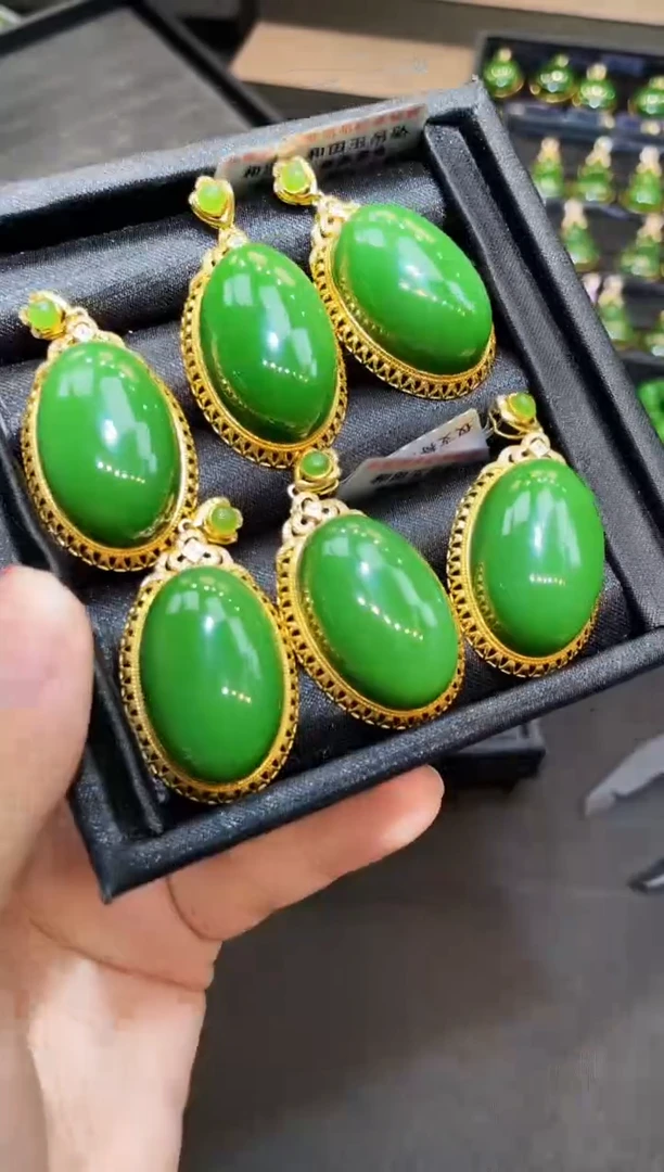 和田玉18K金镶嵌吊坠(赠链)32MM 多样性发一