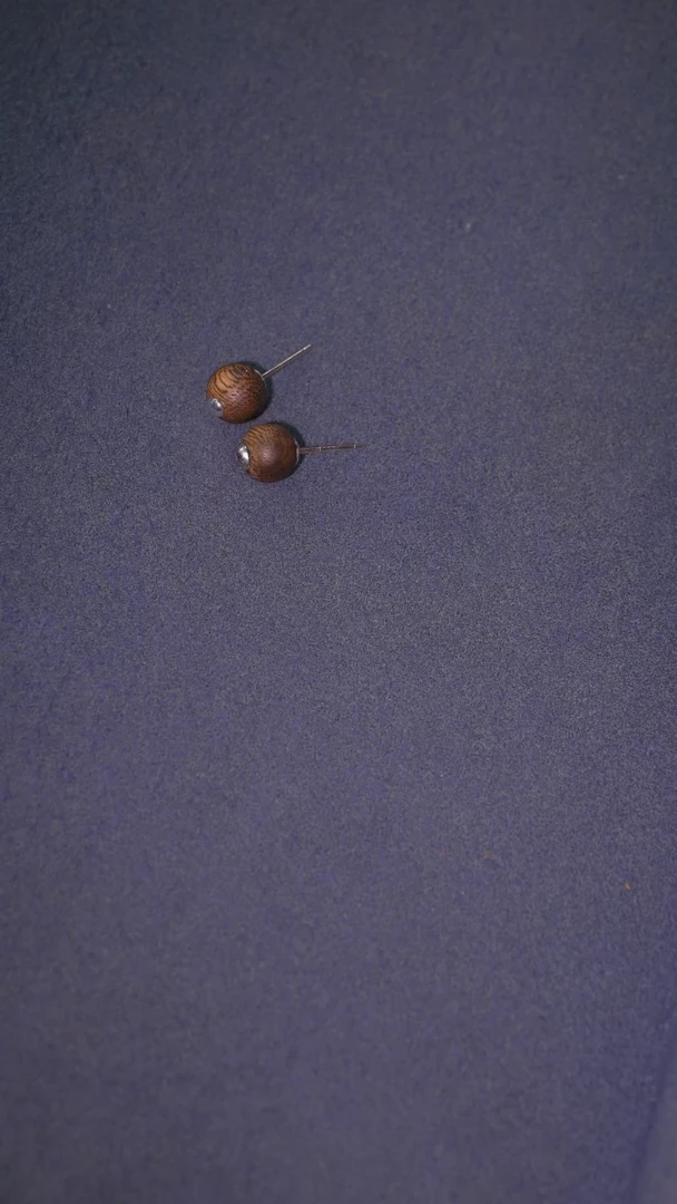 沉香吊坠海南莺歌绿棋耳钉一对