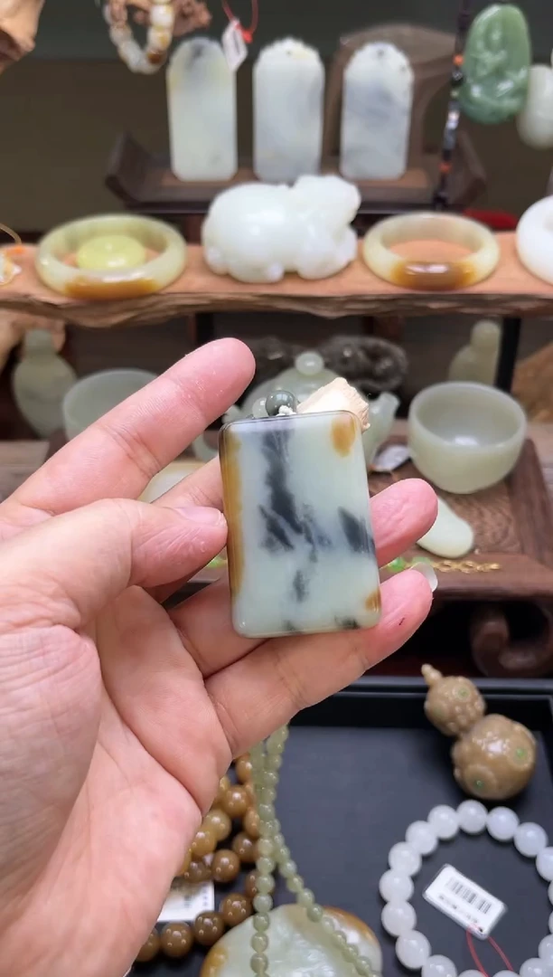 【闪购商品】和田玉吊坠未镶嵌若羌楼兰三色光面无事牌822215