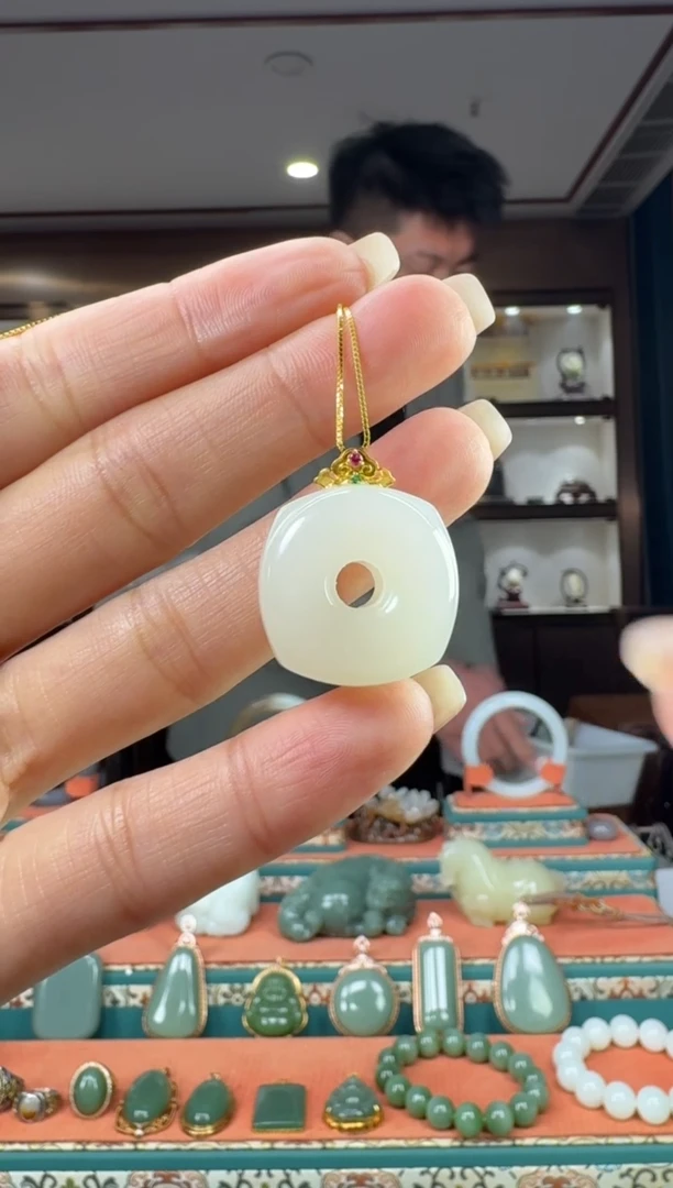 颈饰18K金镶嵌和田玉佩佩