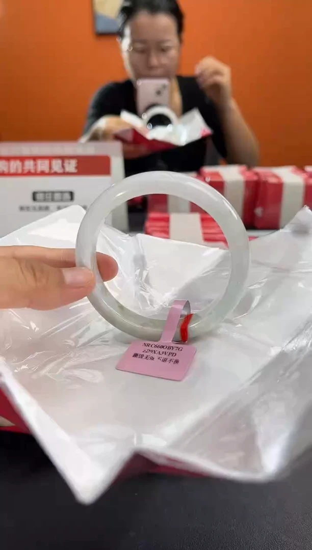 翡翠手镯未镶嵌翡翠手镯