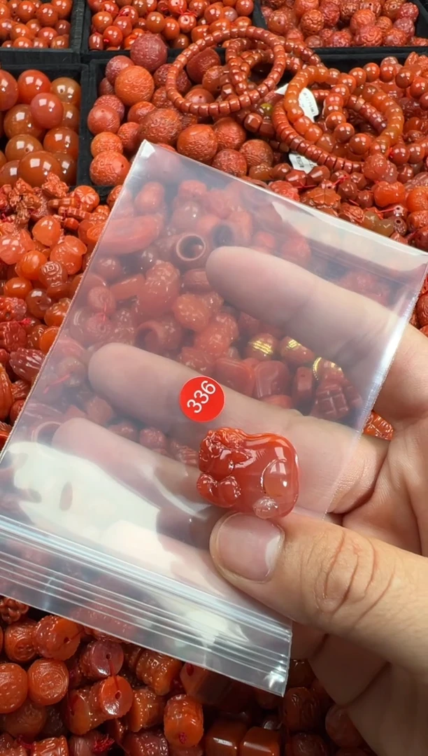南红玛瑙未镶嵌颈饰1