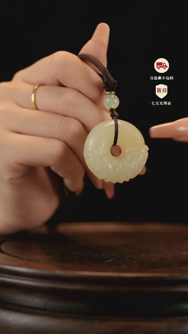 云南石竹叶青雕刻：貔貅平安扣