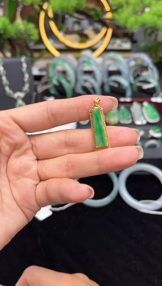 颈饰18K金镶嵌翡翠吊坠