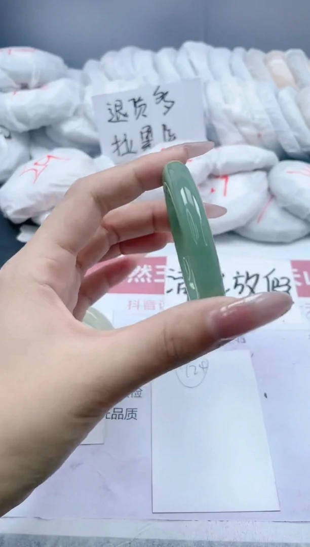 【闪购商品】石英质玉手镯未镶嵌124/56.5