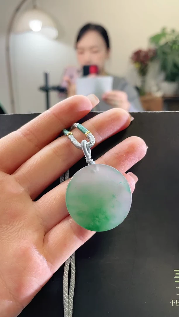 颈饰未镶嵌石英质玉无事牌