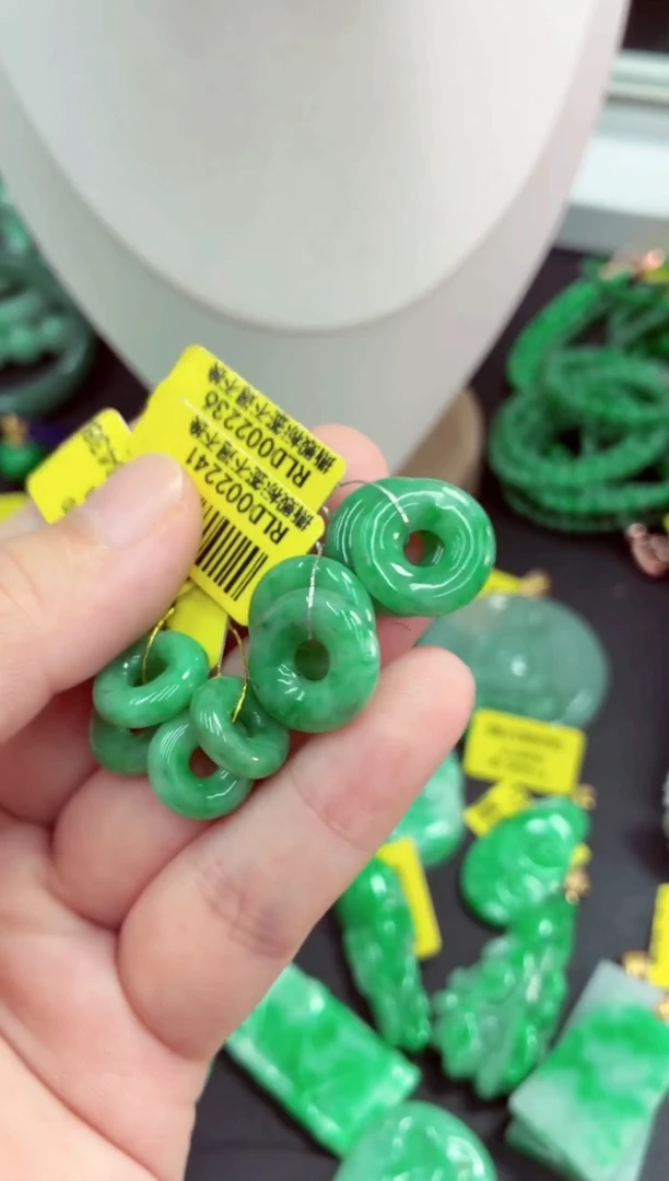 吊坠(不含链)未镶嵌翡翠多样性发货其中一件