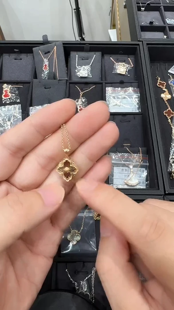 18K金镶嵌套链钻石中号红色布布套链