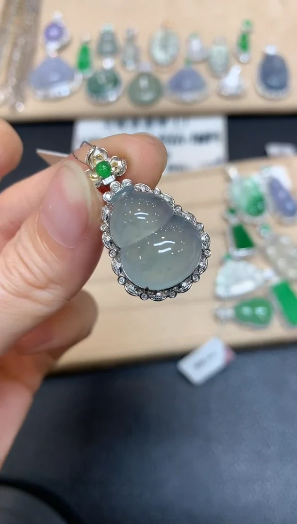 【闪购商品】翡翠颈饰18K金镶嵌葫芦【无服务费